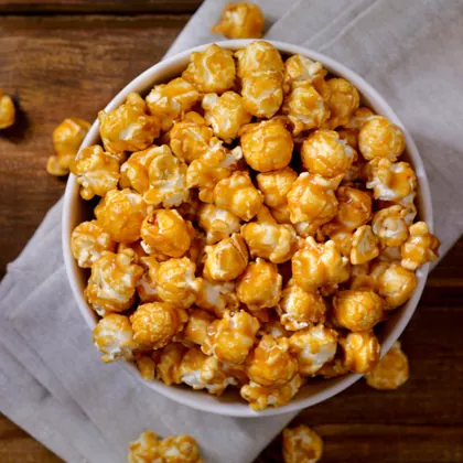 Taça de pipocas de caramelo