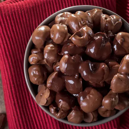 Taça de pipocas cobertas de chocolate